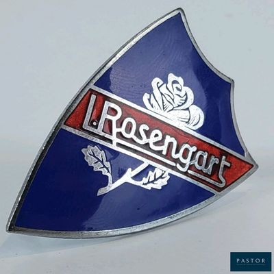 gros plan d'un badge sur une surface blanche