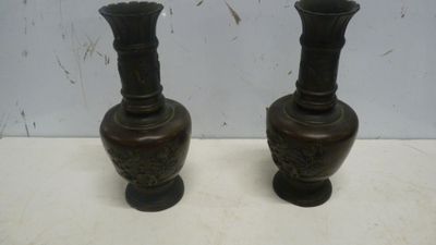 deux vases posés sur une table