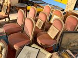 un grand nombre de chaises dans une pièce