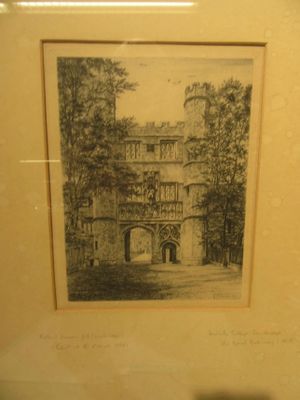 la photo d'une photo d'un bâtiment exposée dans une vitrine