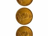 trois pièces d'or sont disposées en ligne sur une surface blanche