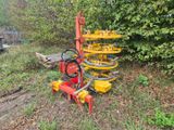 un gros plan d'une machine posée dans l'herbe