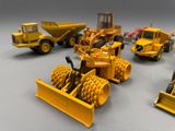 un ensemble de véhicules de chantier miniatures posés sur une table