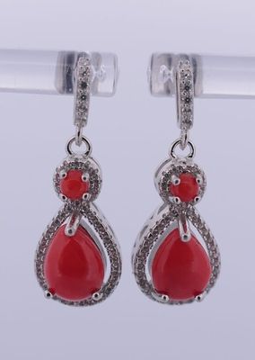 Paire de pendants d'oreilles en argent,ornée de corail taill…