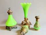 trois vases verts posés les uns à côté des autres sur une table