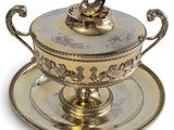 un plateau ancien en argent sur lequel sont posés un bol et une soucoupe