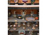 de nombreux types de vases exposés dans une vitrine
