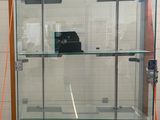 une vitrine en verre posée sur une palette dans un magasin