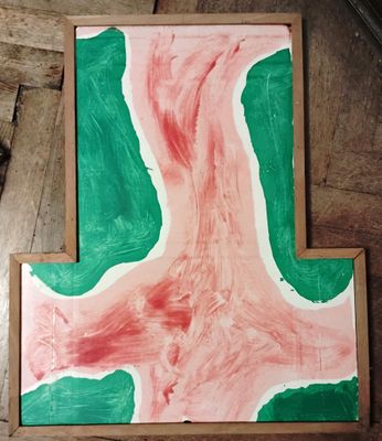 une photo d'un tableau posé sur une table en bois