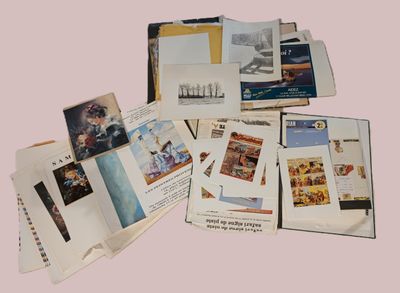 une pile de livres illustrés sur fond rose