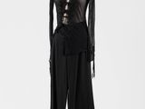 un haut et un pantalon noirs, avec un haut transparent, sur un mannequin