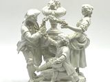 une statue représentant un groupe de personnes sur un socle
