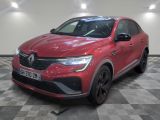 une voiture rouge garée dans un garage au sol en damier