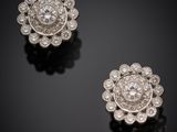 une paire de boucles d'oreilles en diamant