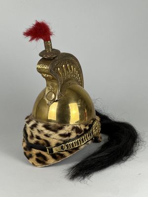 une image représentant un casque surmonté d'une plume rouge
