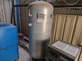 un chauffe-eau posé à côté d'une machine bleue