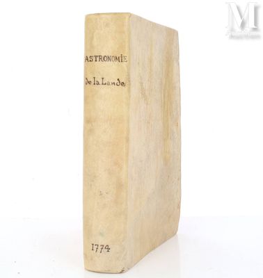 un vieux livre posé sur une surface blanche