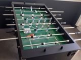 un baby-foot dans un coin de la pièce