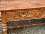 une table en bois surmontée d'un tiroir