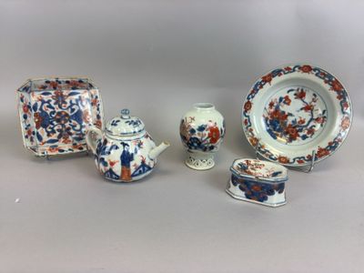 cinq pièces de vaisselle exposées sur une table