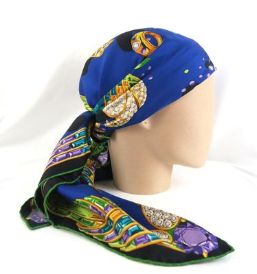 un gros plan sur un foulard posé sur une tête de mannequin