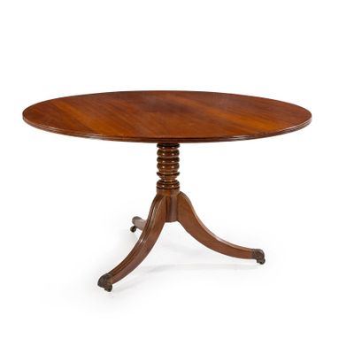 une table ronde avec un plateau en bois et quatre pieds