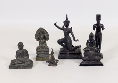 de nombreuses statues posées sur une surface blanche