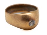 Gros plan sur une bague en or ornée d'un diamant