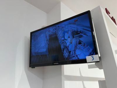 un téléviseur à écran plat fixé au mur d'une pièce
