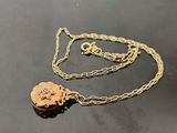 collier plaqué or avec un pendentif en forme de fleur sur une chaîne