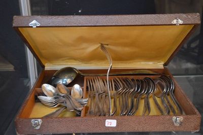 un coffret en bois contenant de l'argenterie, exposé