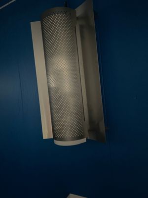 une lampe fixée au mur d'une pièce
