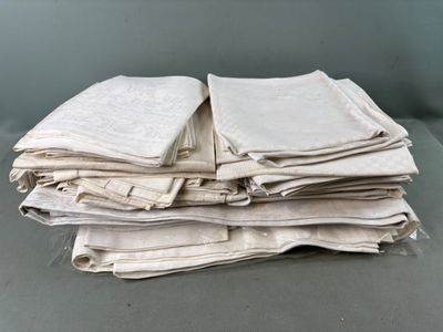 une pile de journaux pliés posée sur une table