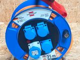 un tuyau bleu et orange posé sur un support métallique