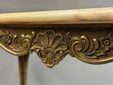 une table dorée surmontée d'un plateau en marbre
