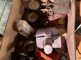 une boîte remplie d'objets assortis posée sur une table
