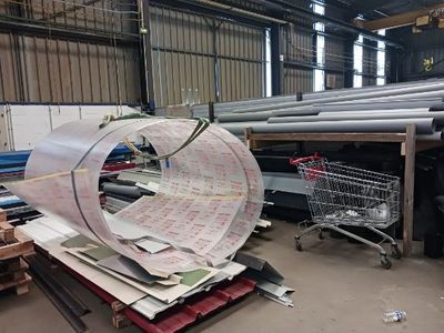 un gros rouleau de papier posé sur un chariot dans un entrepôt