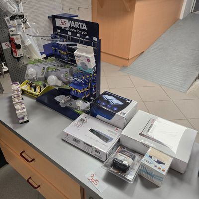 un comptoir sur lequel sont posés de nombreux appareils électroniques