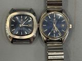deux montres assises l'une à côté de l'autre sur une table