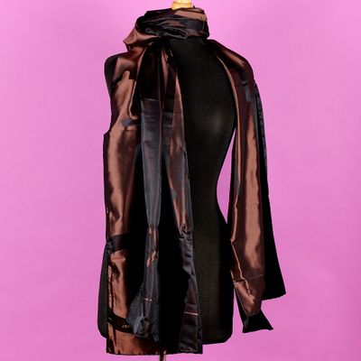 un mannequin vêtu d'une veste noire et marron