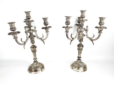 paire de chandeliers anciens en métal argenté sur pied