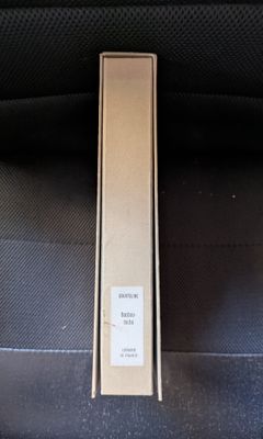 une boîte posée sur la banquette arrière d'une voiture