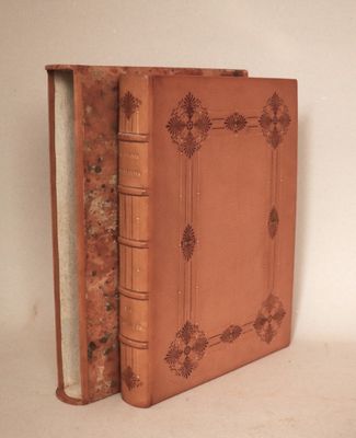 un vieux livre ouvert sur une surface blanche