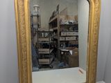 grand miroir à cadre doré, au motif ouvragé et au cadre doré
