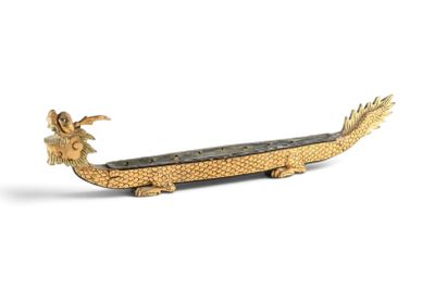 une image représentant un bateau-dragon doré sur fond blanc