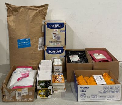 les nombreuses boîtes de nourriture posées sur la table