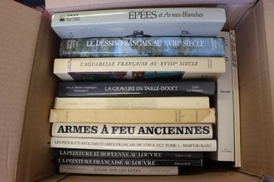 plusieurs livres empilés dans une boîte