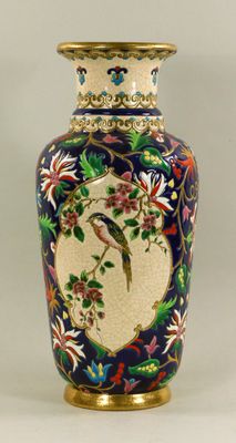 un vase avec un oiseau posé sur une table