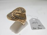 une image représentant une bague en forme de cœur sertie de diamants