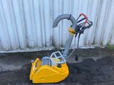 une petite machine jaune posée par terre